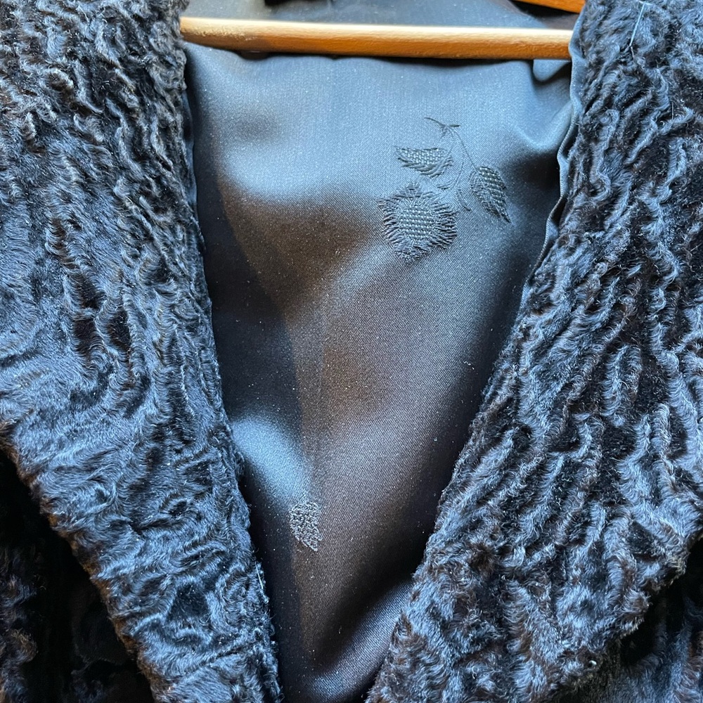 Vintage Black Brocade with Mink trim. Medium - Picture 8 of 8